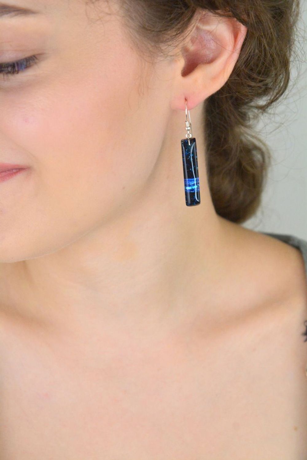 Unikatowe kolczyki srebrne 925 z zawieszkami ze szkła Murano w odcieniach niebiesko-granatowych. Waga 8 g, zapięcie bigiel otwarty. Artystyczna biżuteria.1.jpg